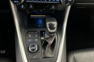 Toyota RAV4 Plug-in esikatselu 18