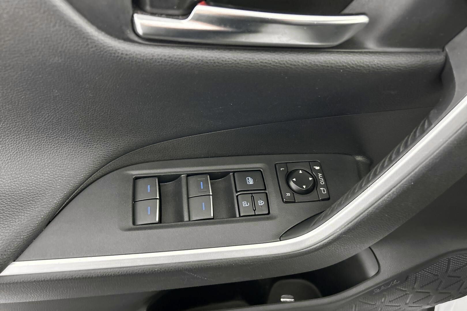Toyota RAV4 Plug-in iso kuva 22