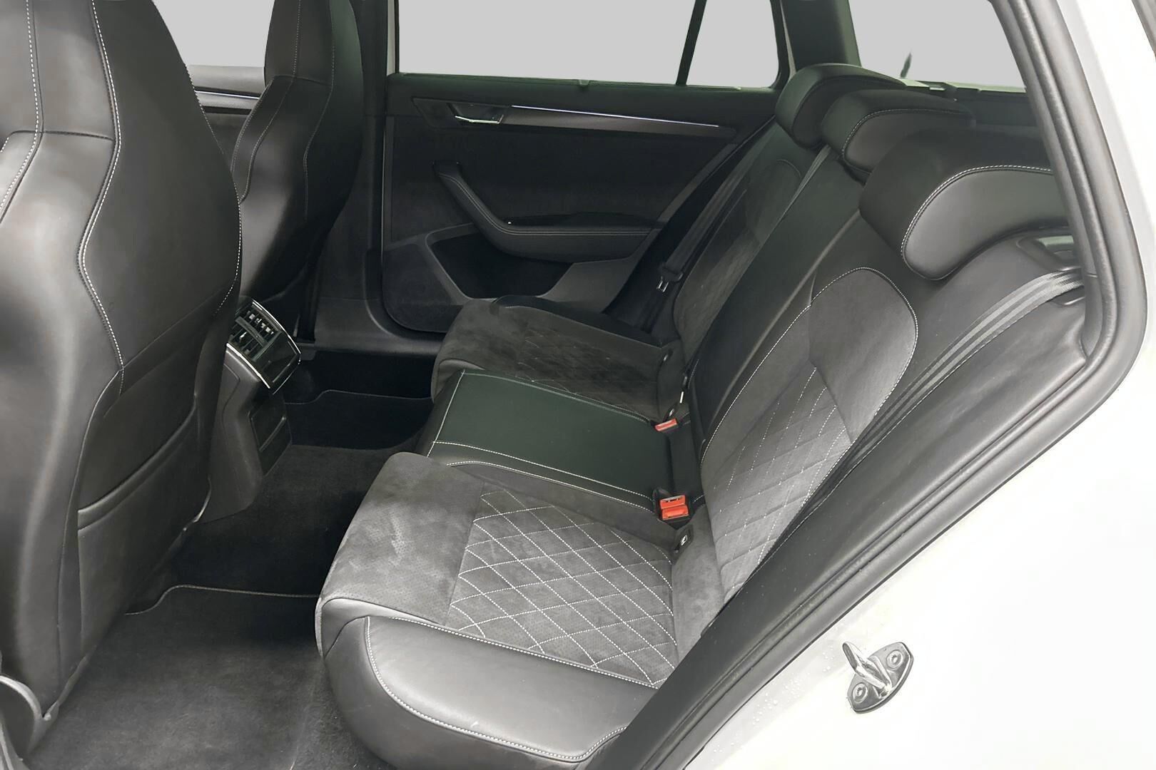 Skoda Superb iso kuva 10