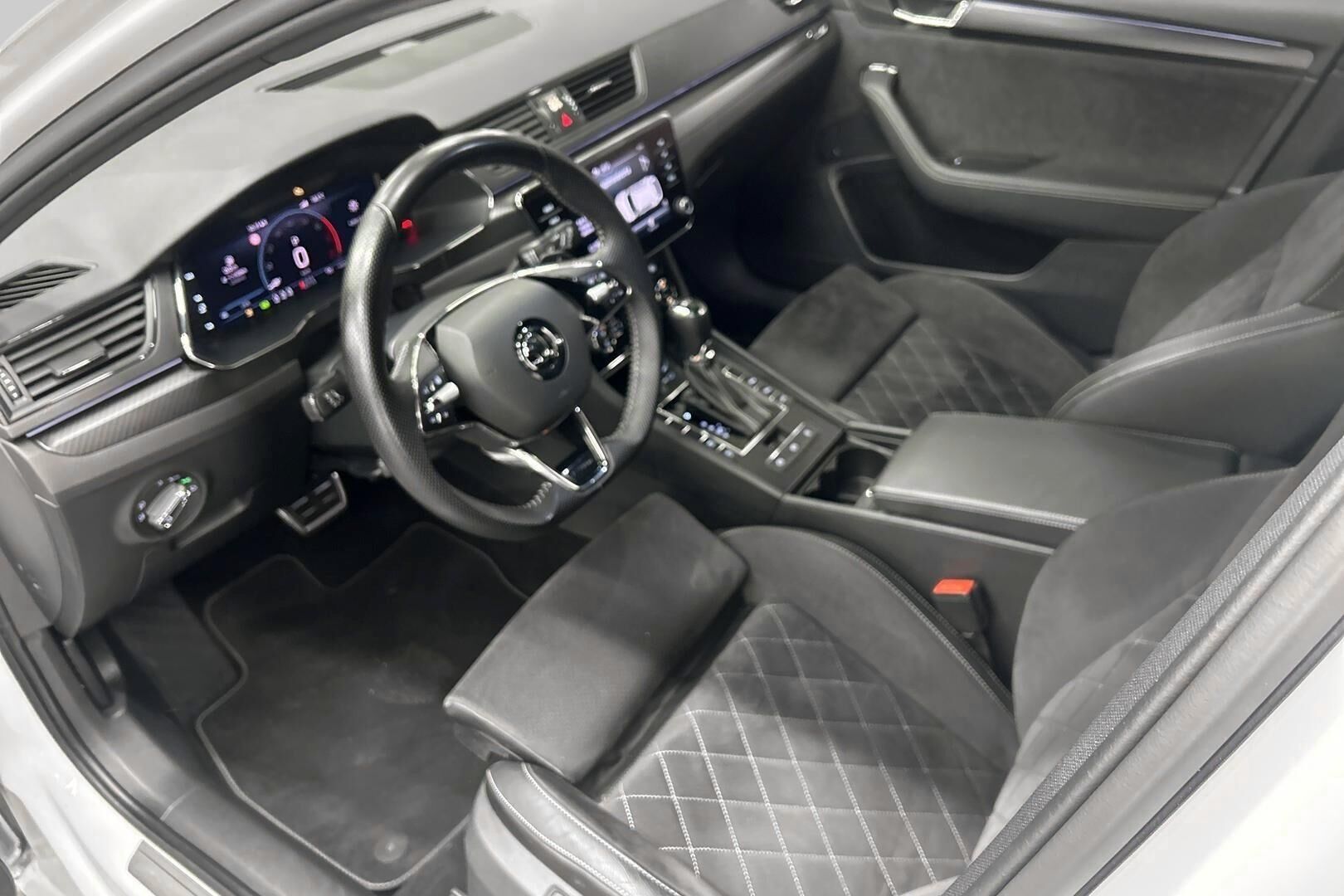Skoda Superb iso kuva 9