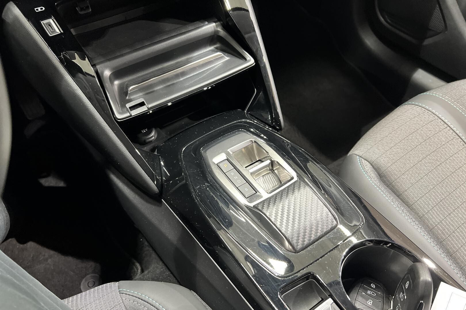 Peugeot e-208 iso kuva 19