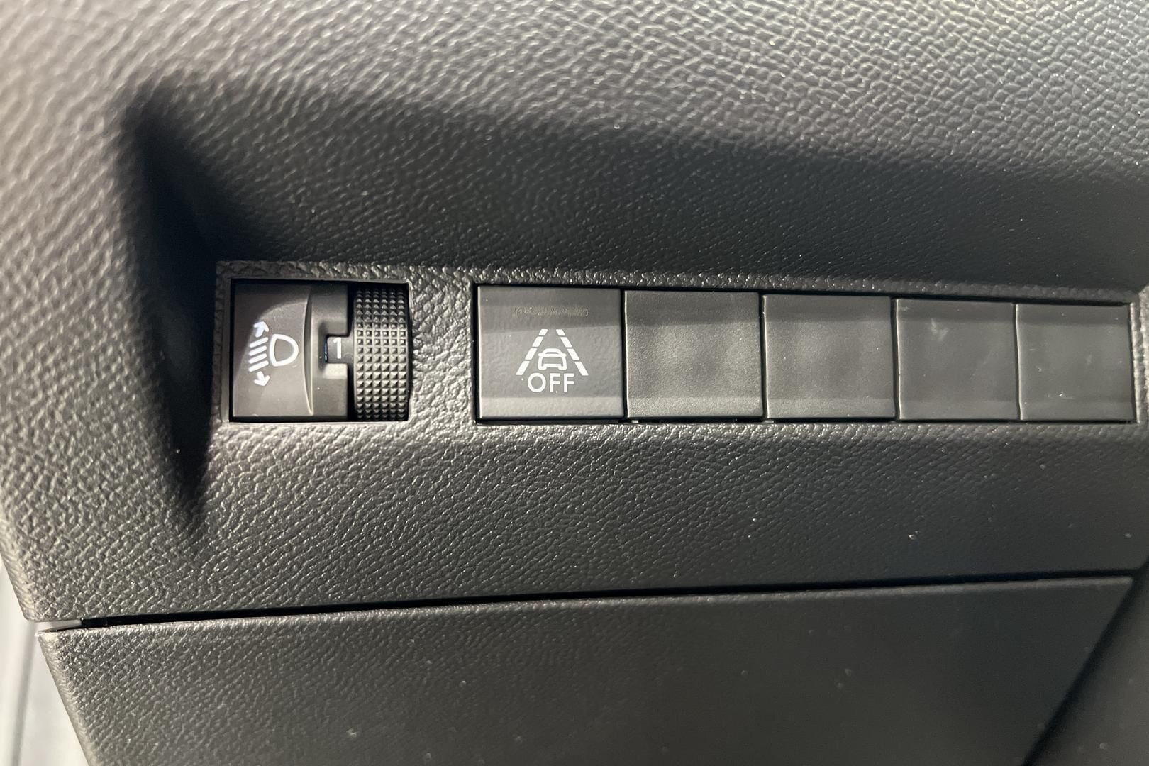 Peugeot e-208 iso kuva 24