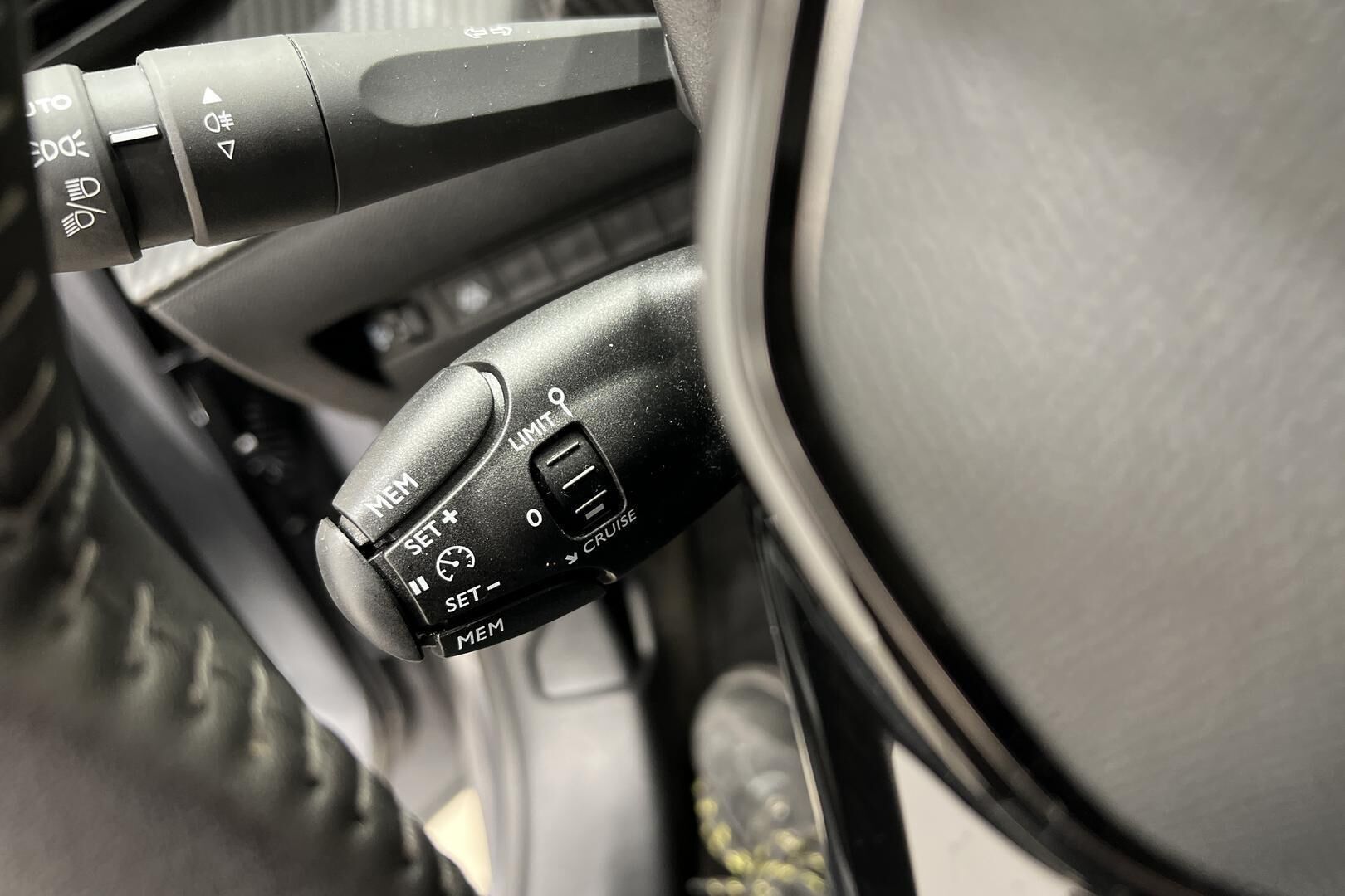 Peugeot e-208 iso kuva 25