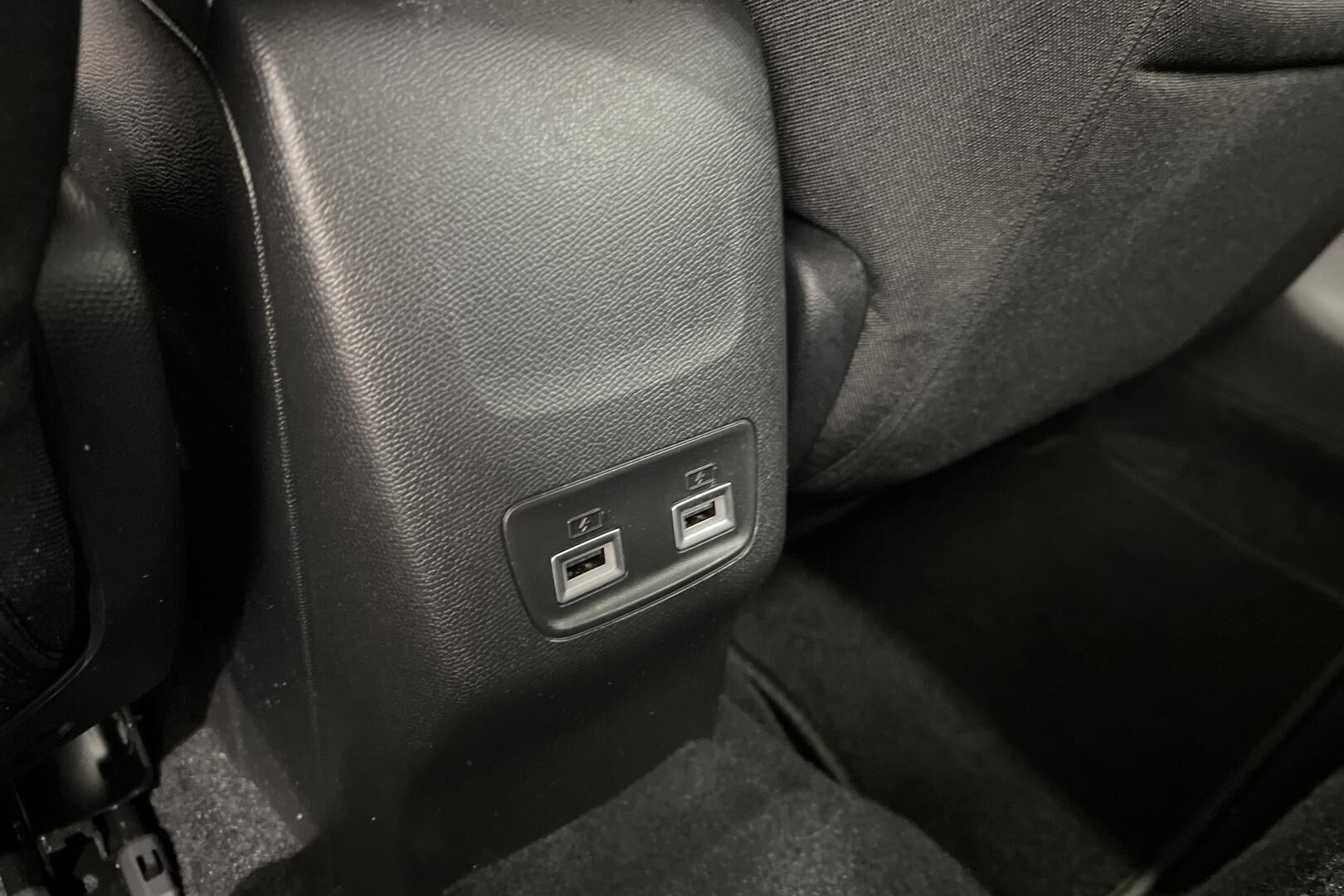 Peugeot e-208 iso kuva 28