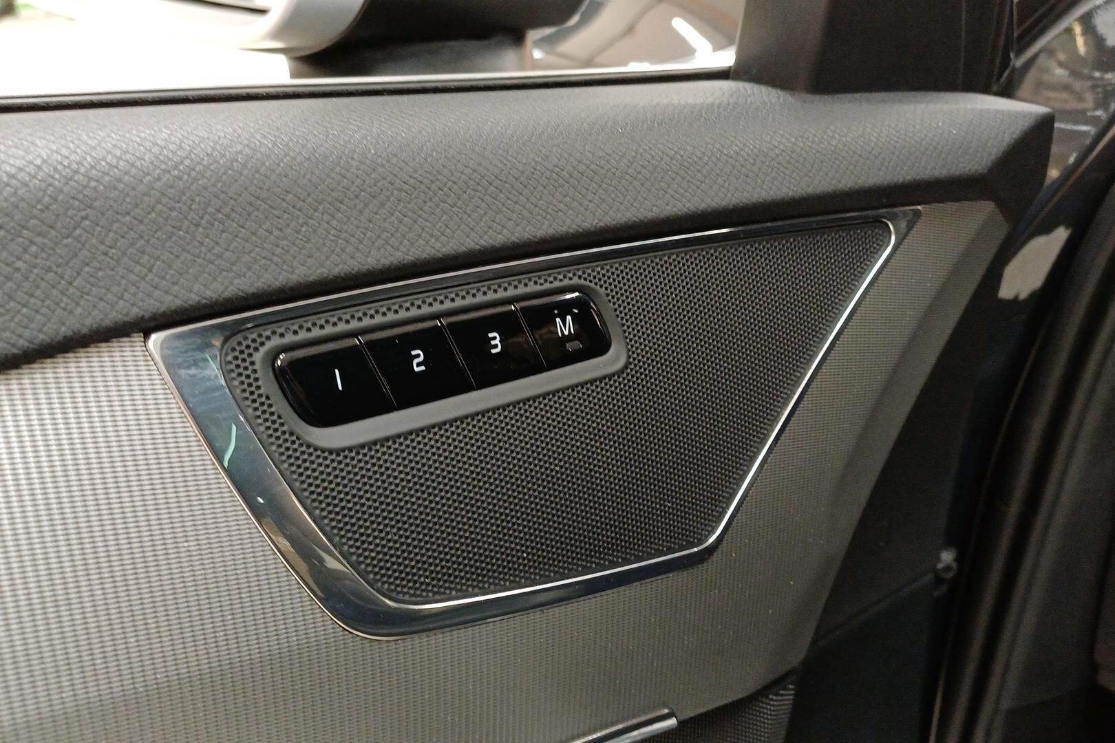 Volvo XC90 iso kuva 17