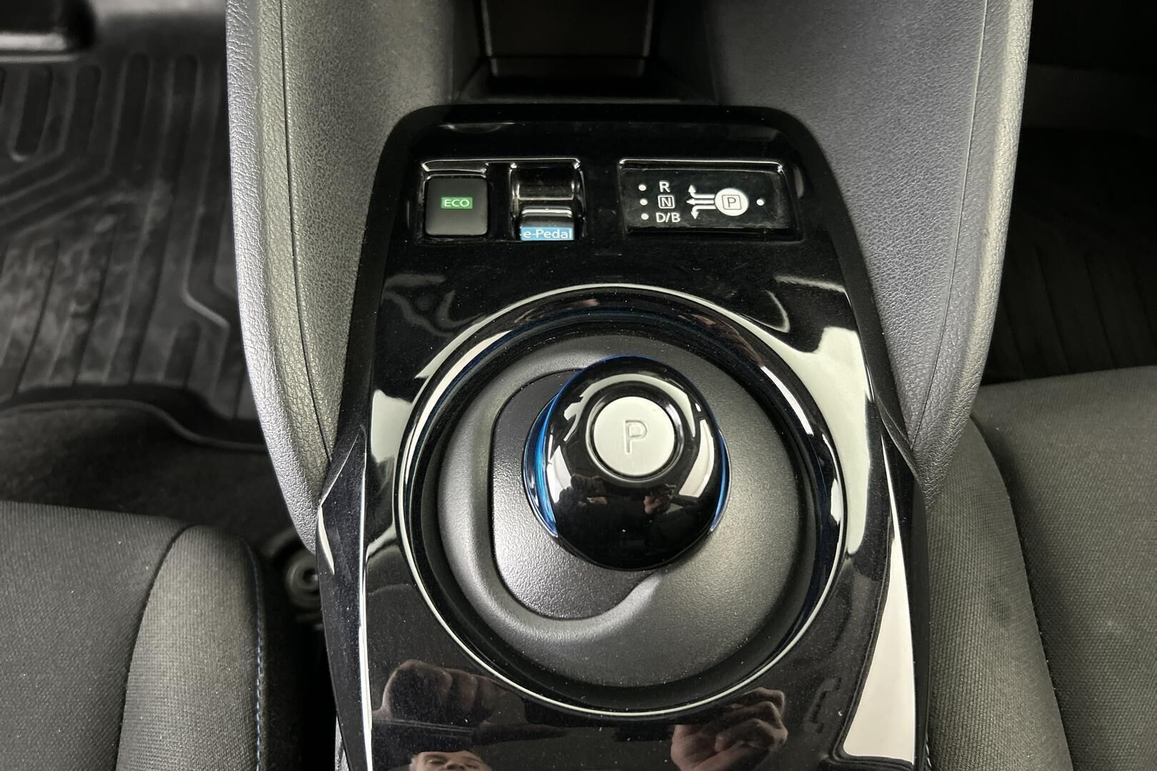 Nissan Leaf iso kuva 17