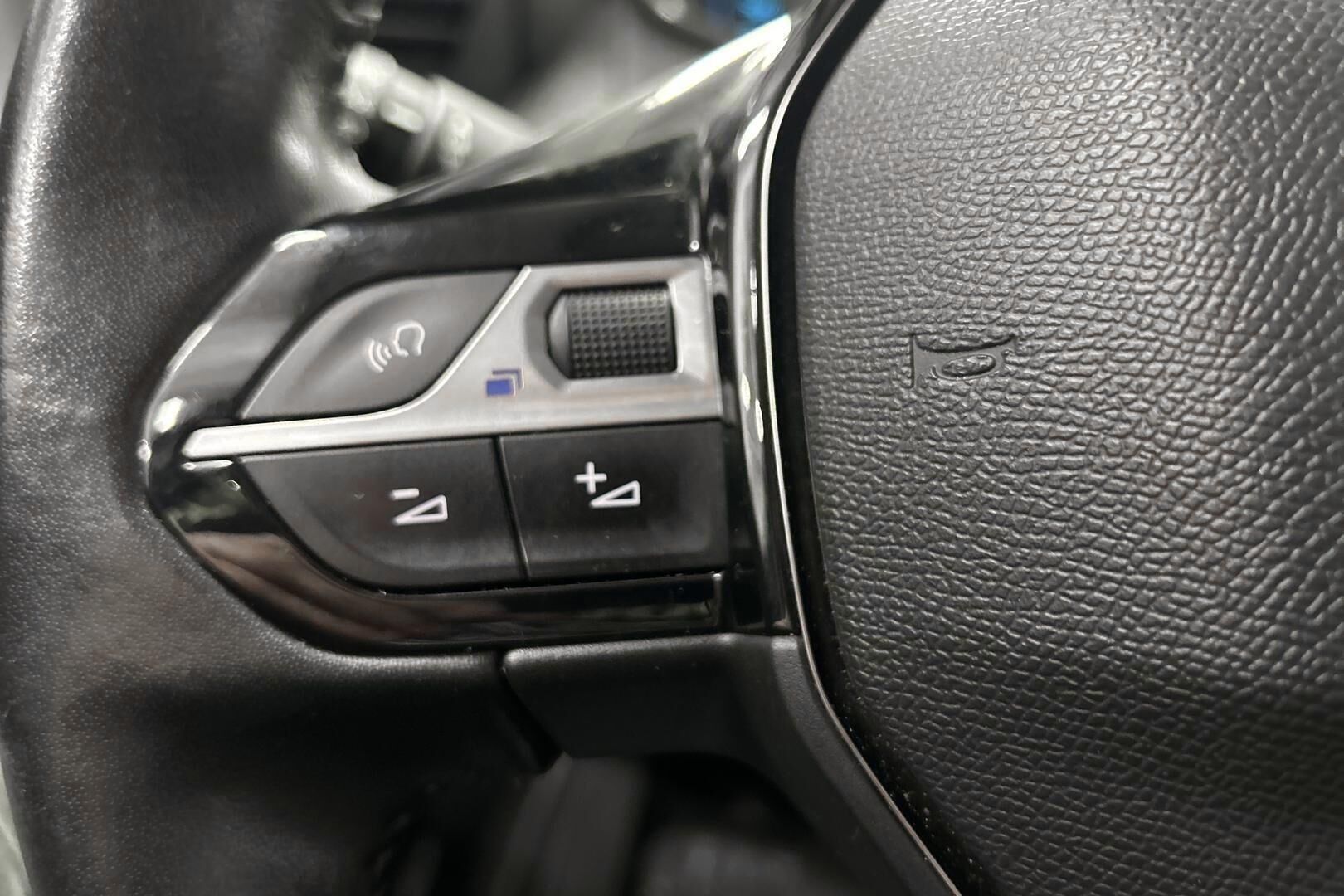 Peugeot e-208 iso kuva 15