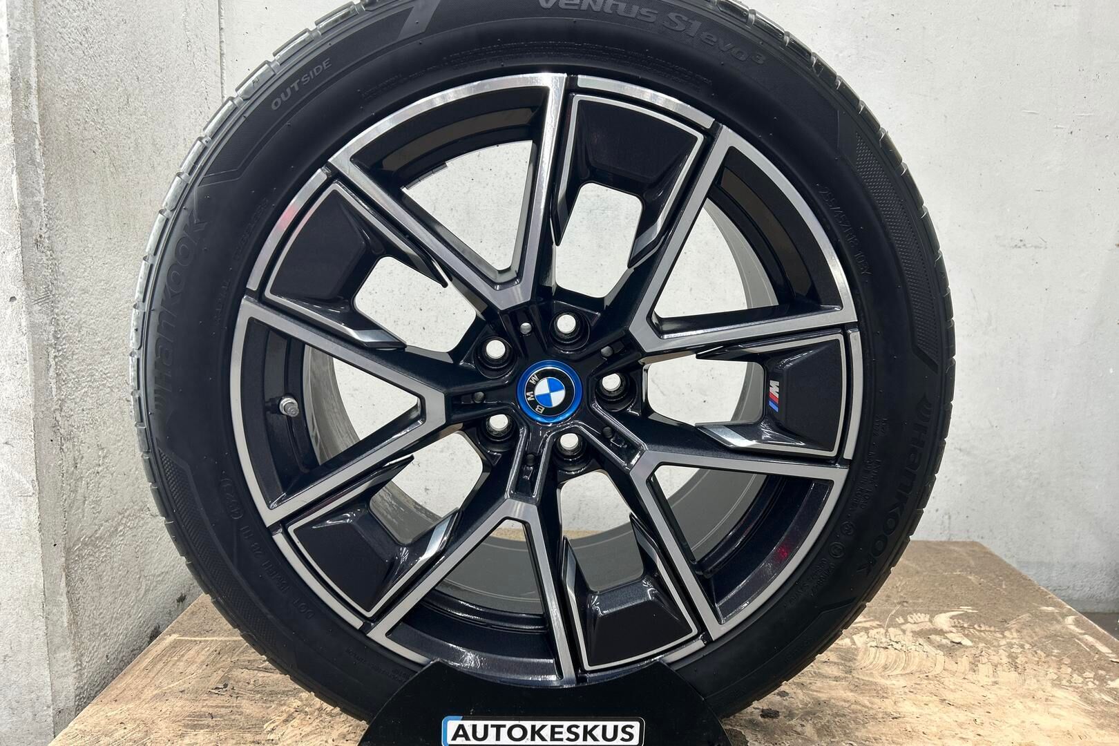 BMW i4 iso kuva 23