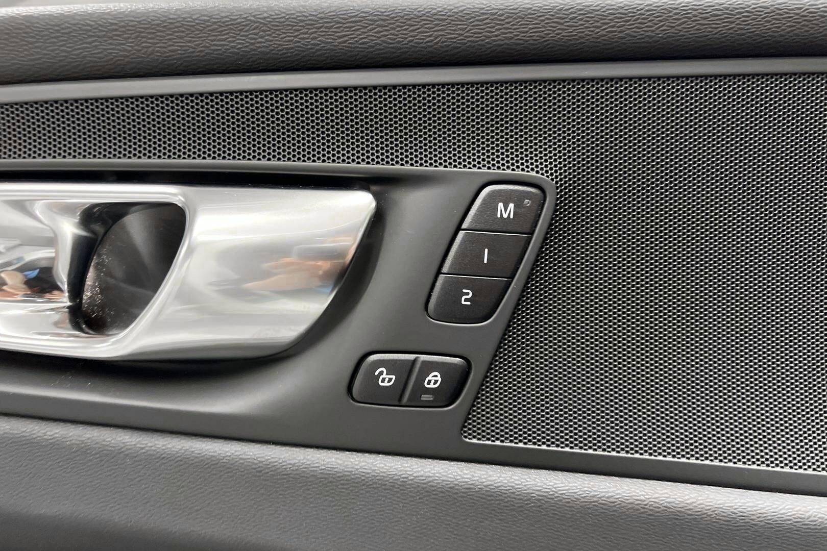 Volvo XC60 iso kuva 9