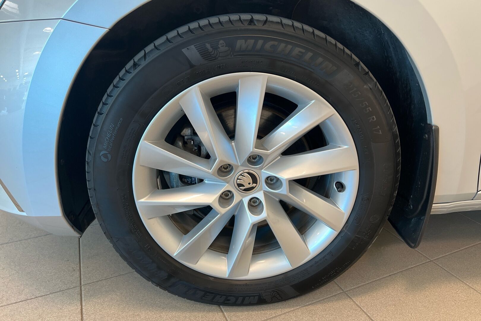 Skoda Superb iso kuva 11