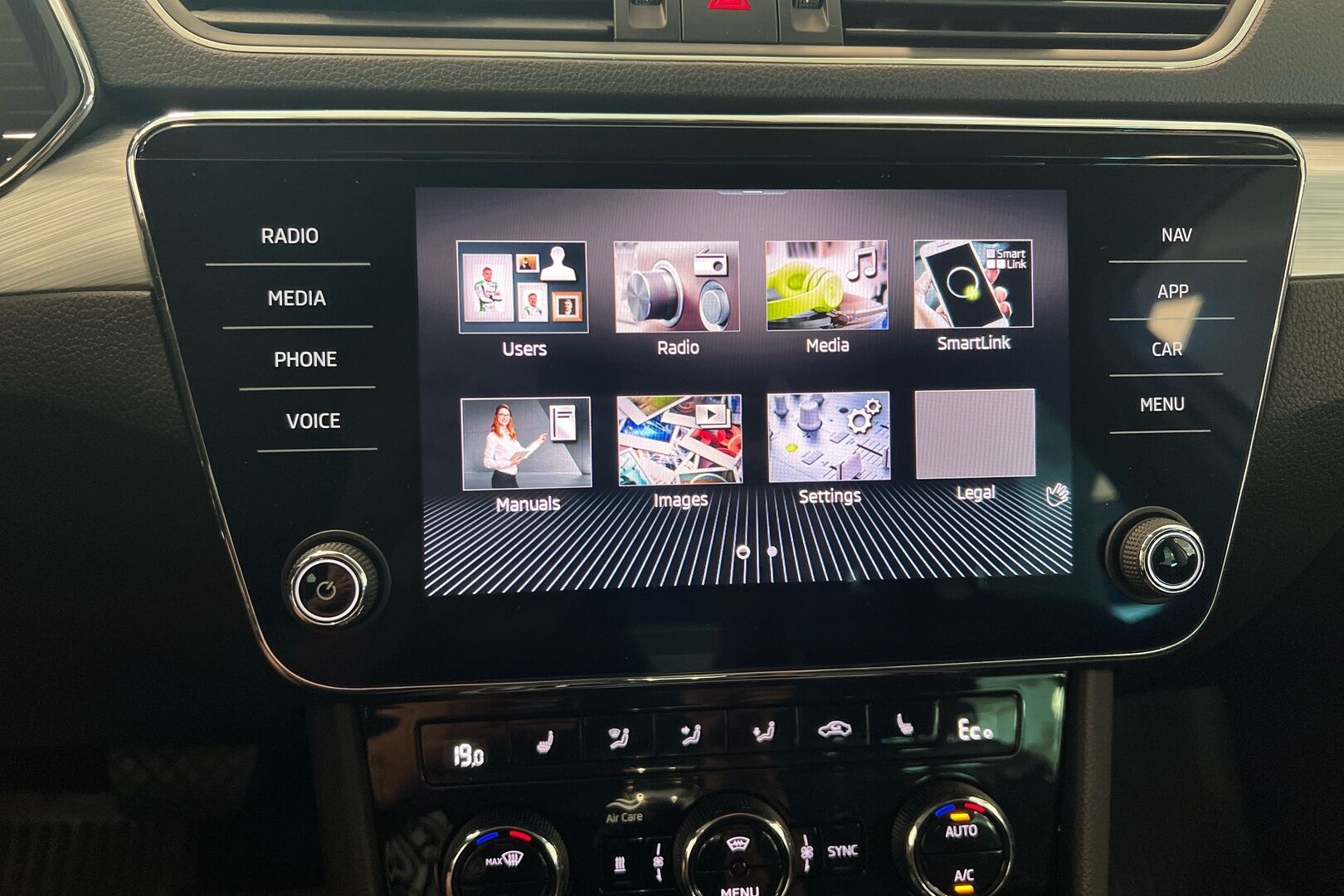 Skoda Superb iso kuva 13