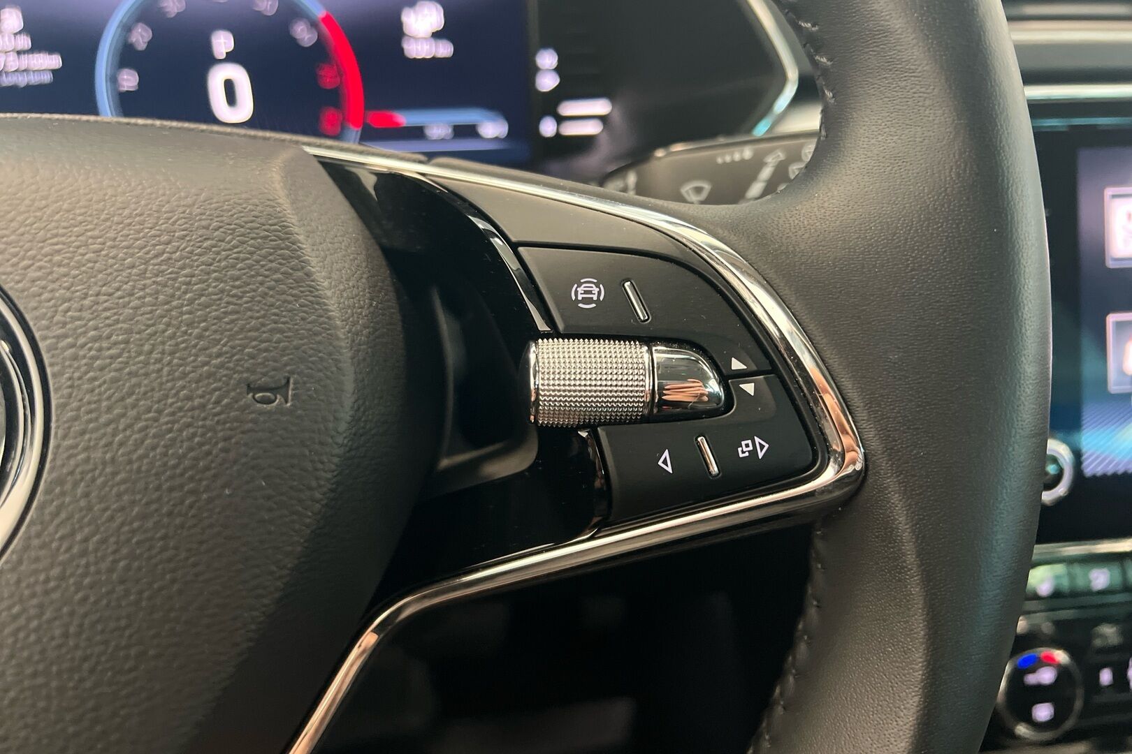 Skoda Superb iso kuva 16