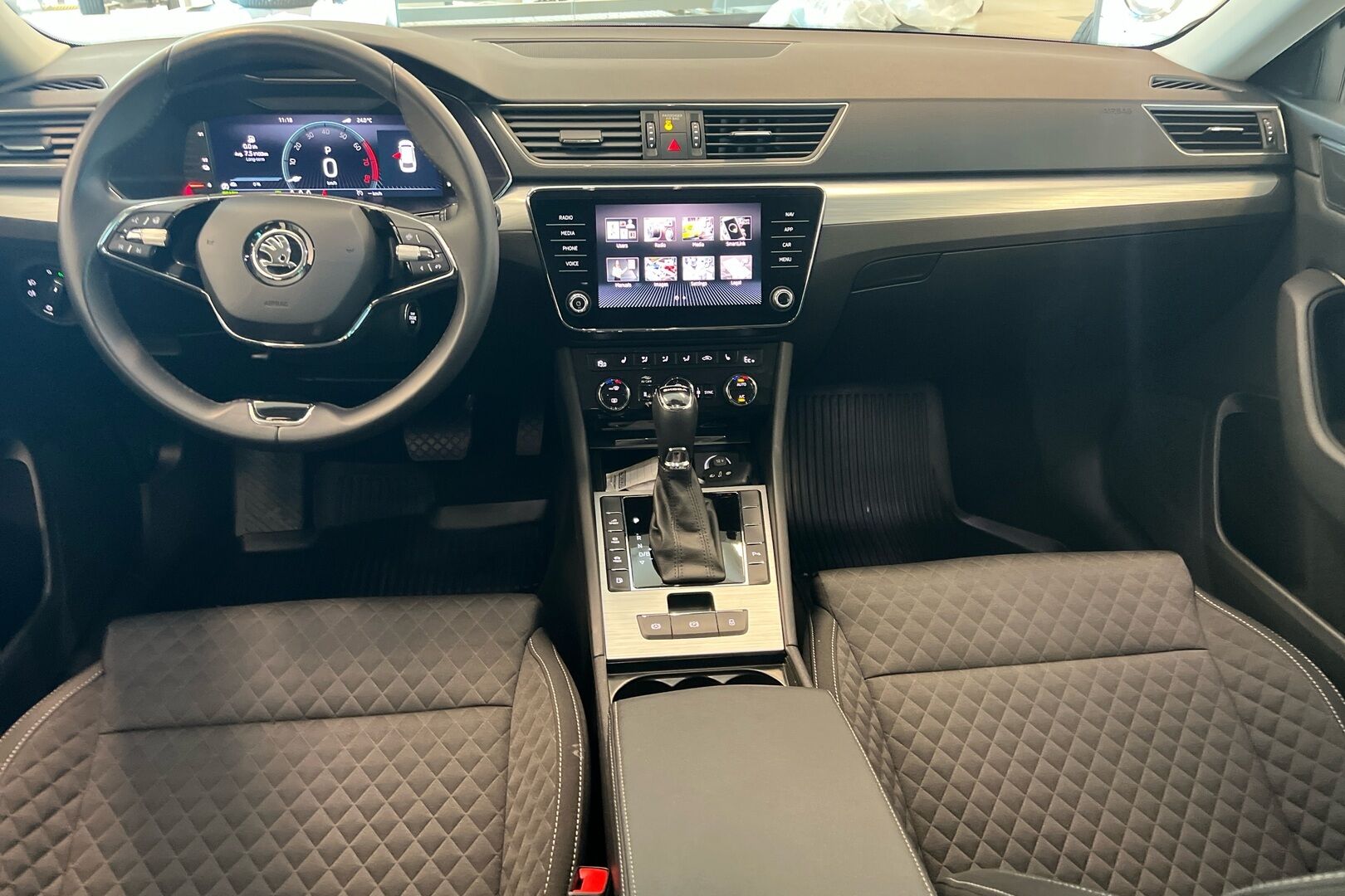 Skoda Superb iso kuva 19