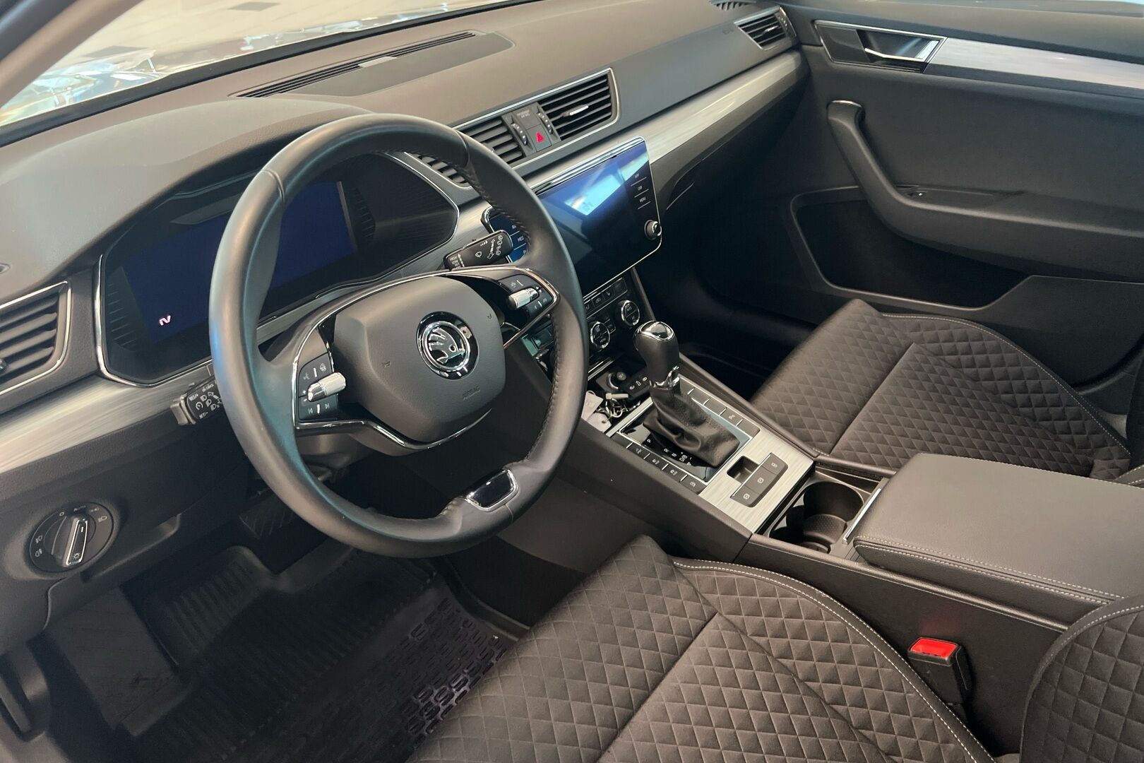 Skoda Superb iso kuva 7