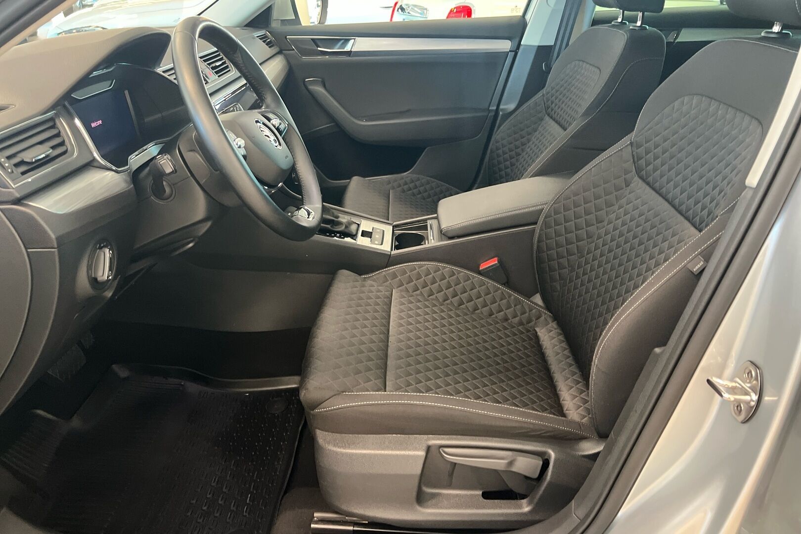 Skoda Superb iso kuva 8