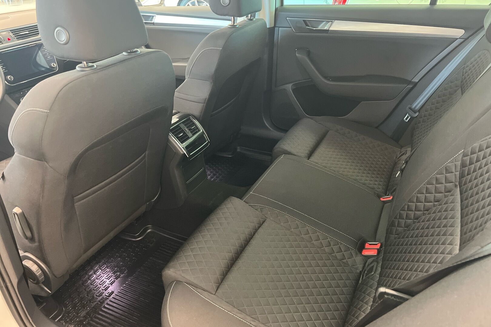 Skoda Superb iso kuva 9