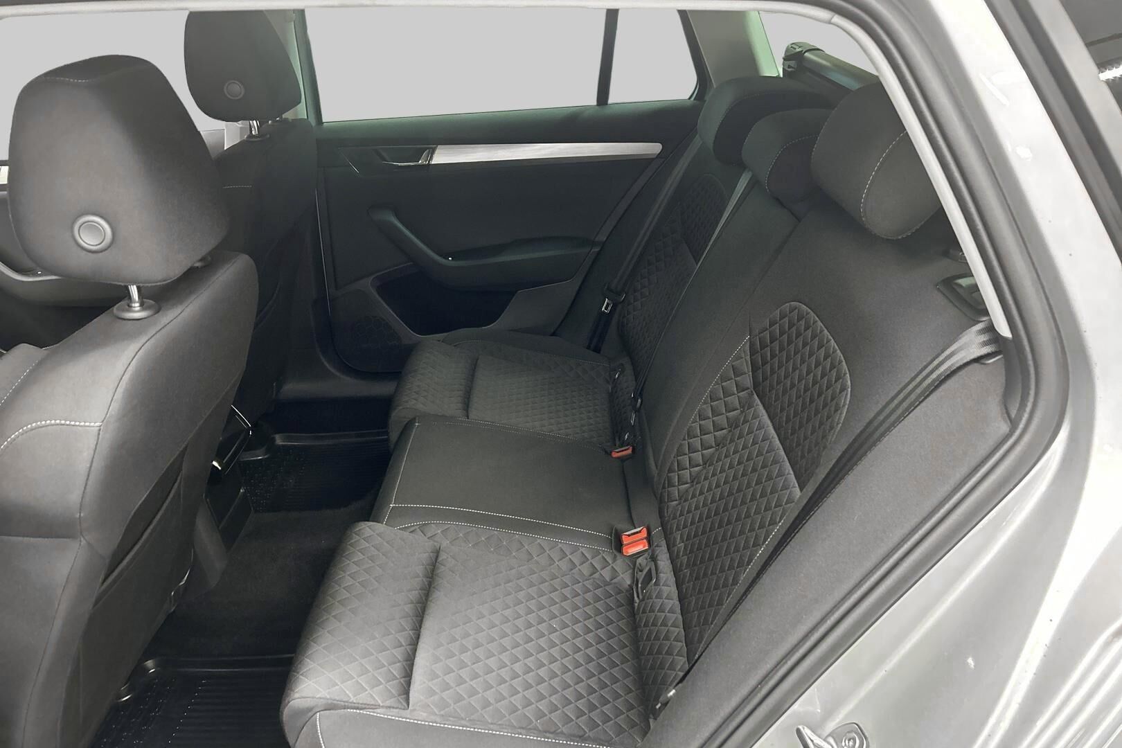 Skoda Superb iso kuva 11