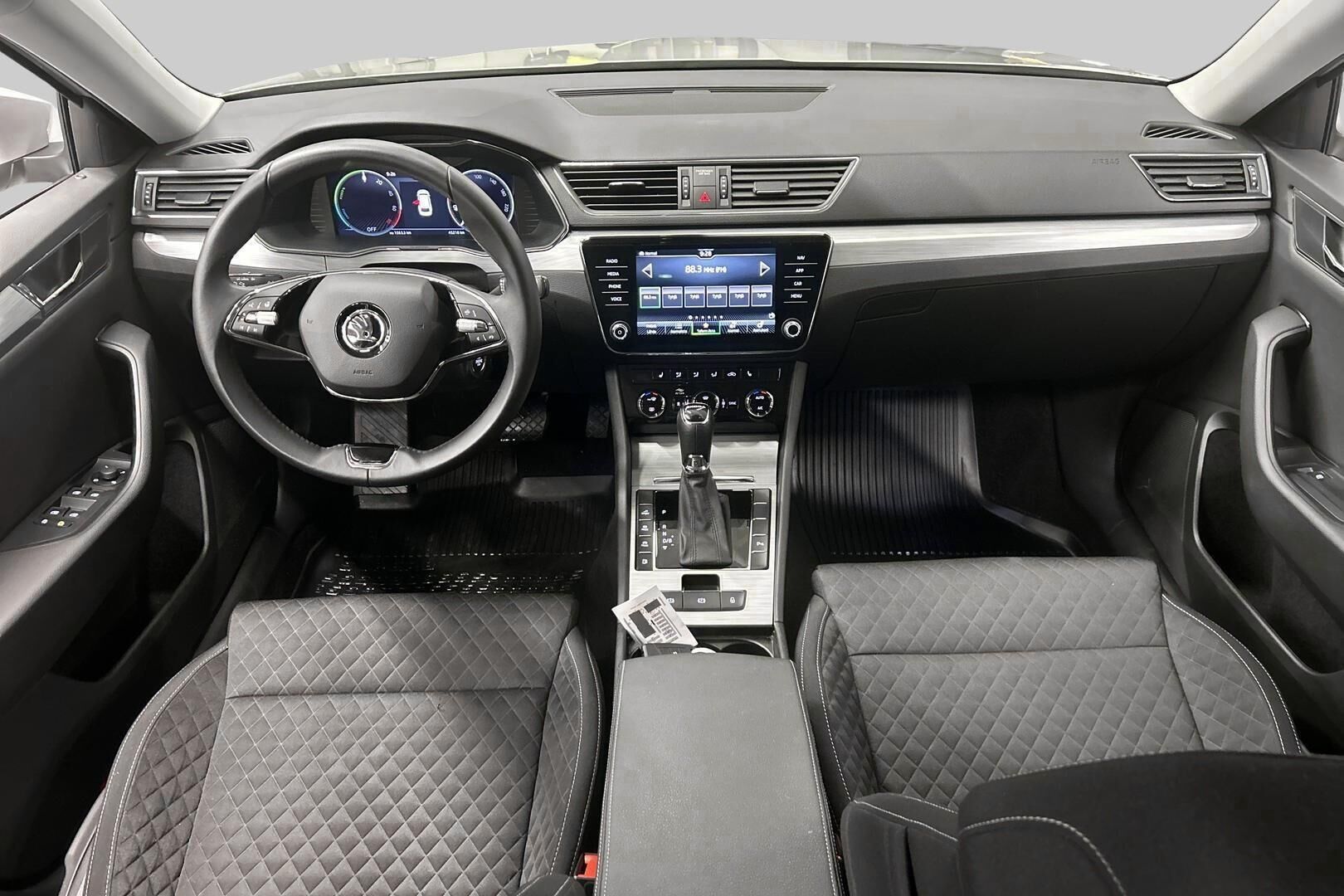 Skoda Superb iso kuva 12