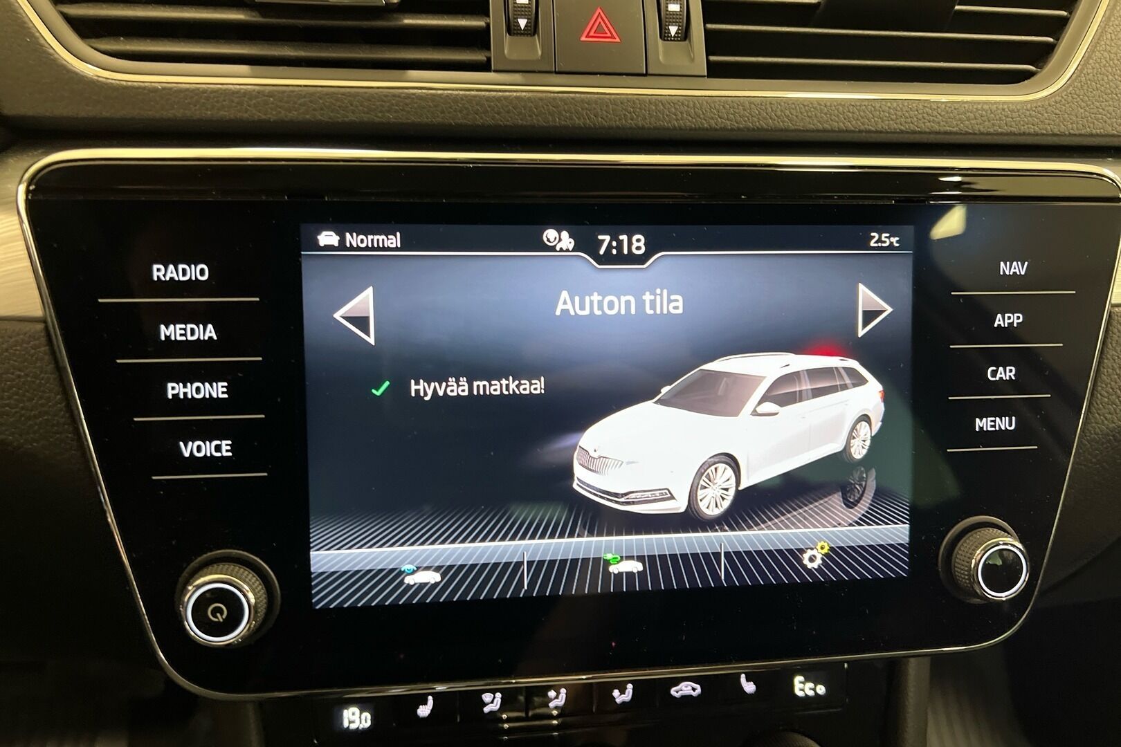 Skoda Superb iso kuva 12