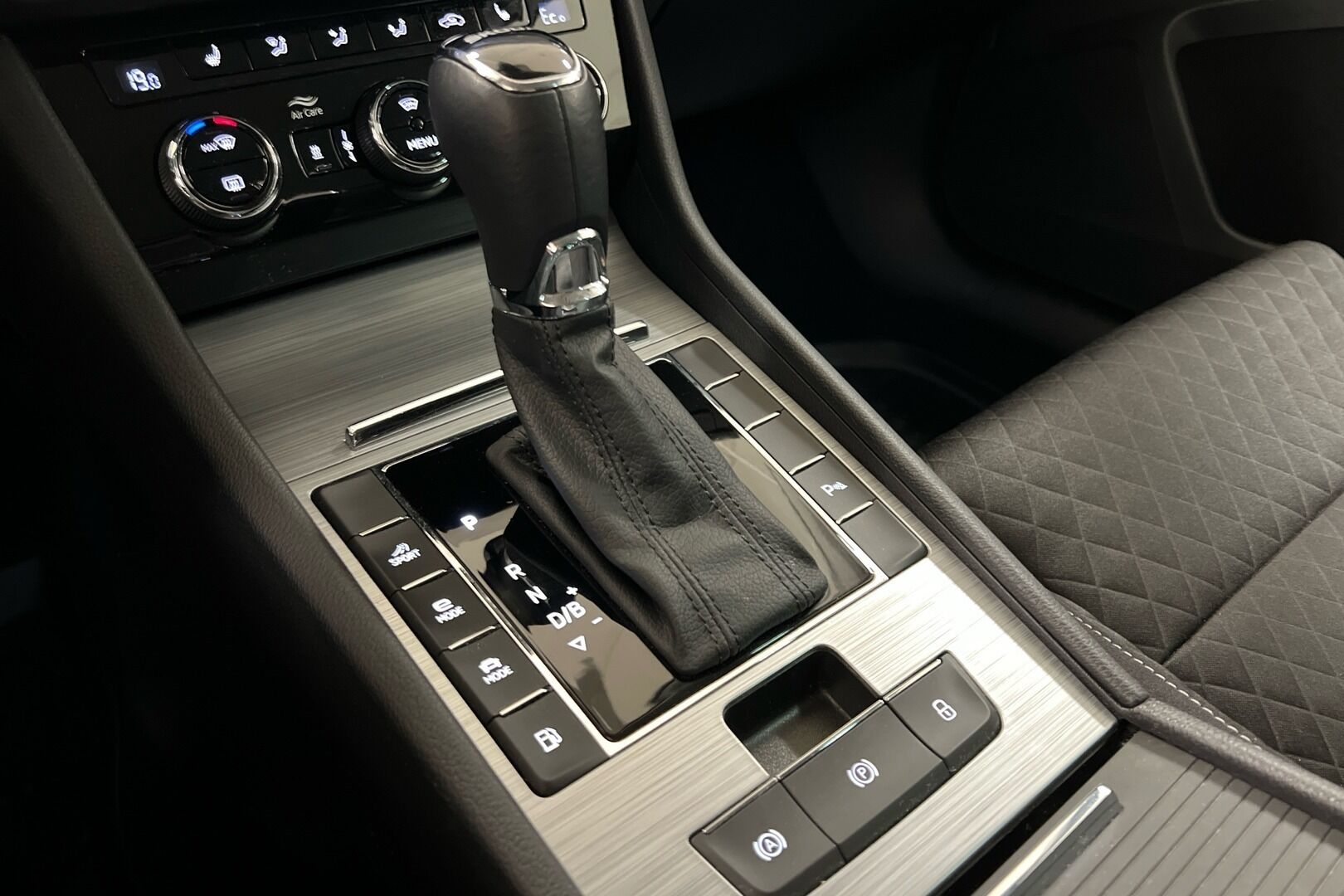 Skoda Superb iso kuva 13