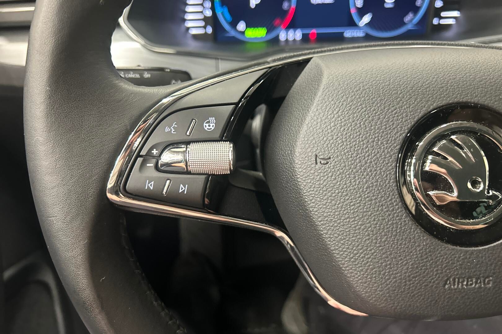 Skoda Superb iso kuva 16