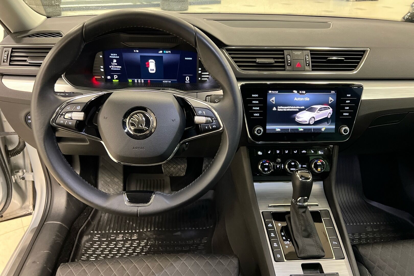 Skoda Superb iso kuva 20