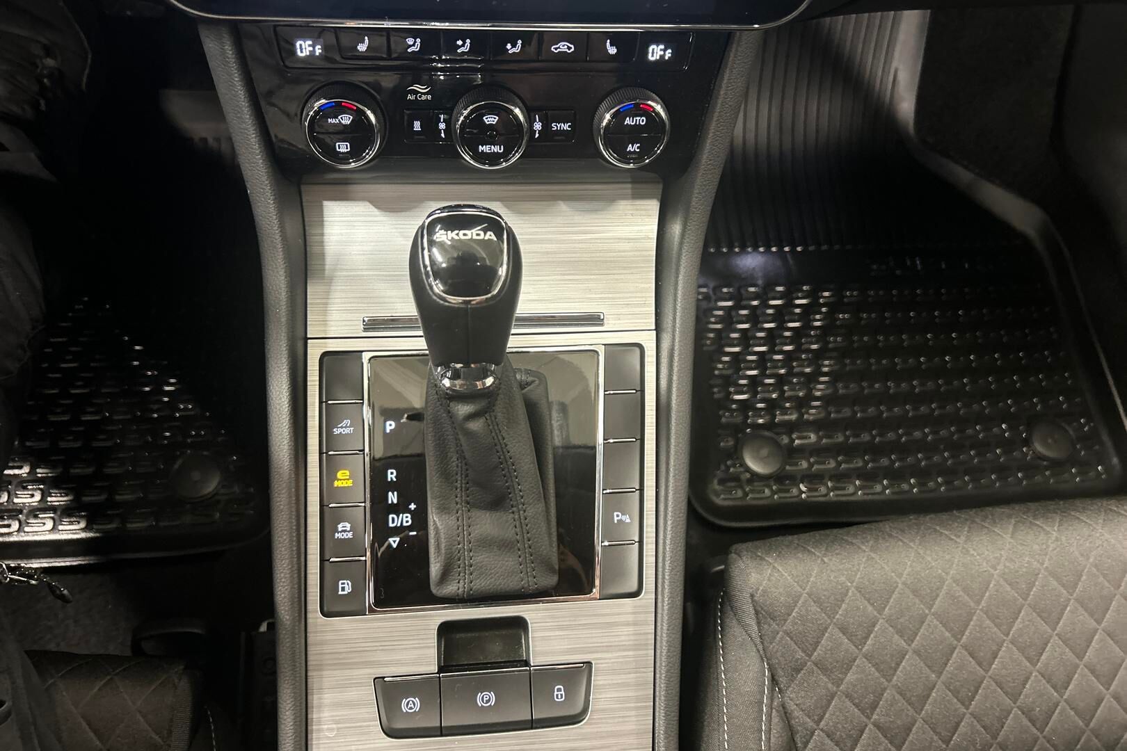 Skoda Superb iso kuva 20