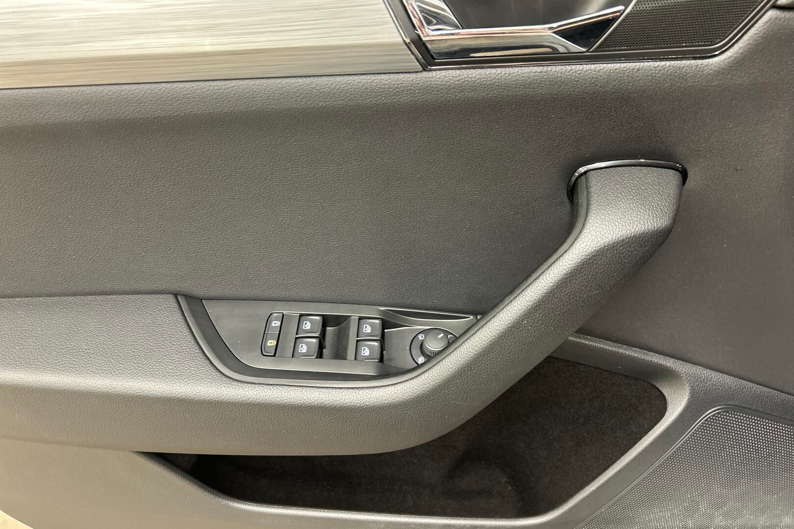 Skoda Superb iso kuva 23