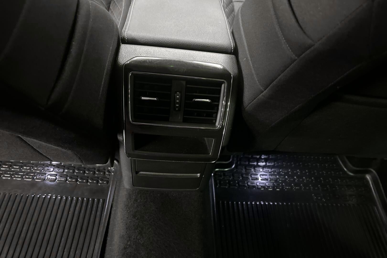 Skoda Superb iso kuva 25