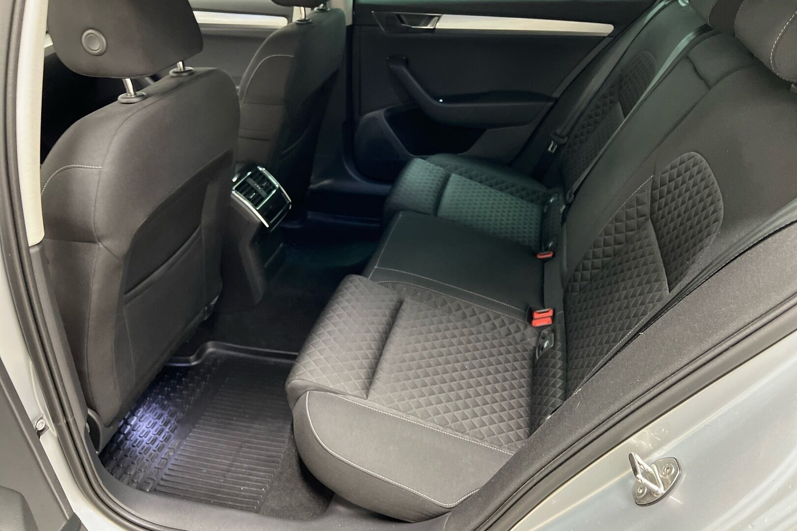 Skoda Superb iso kuva 6