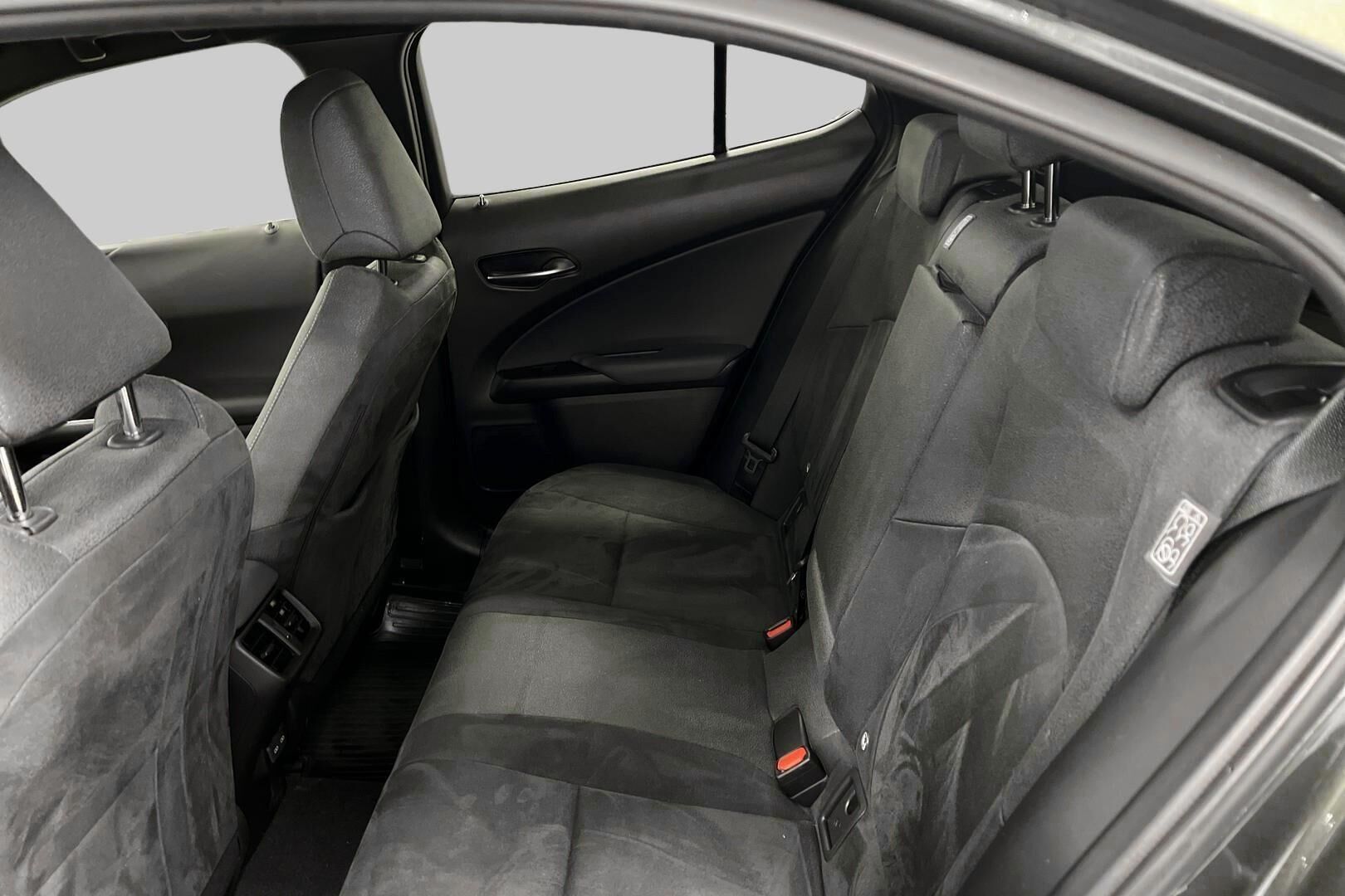 Lexus UX iso kuva 10