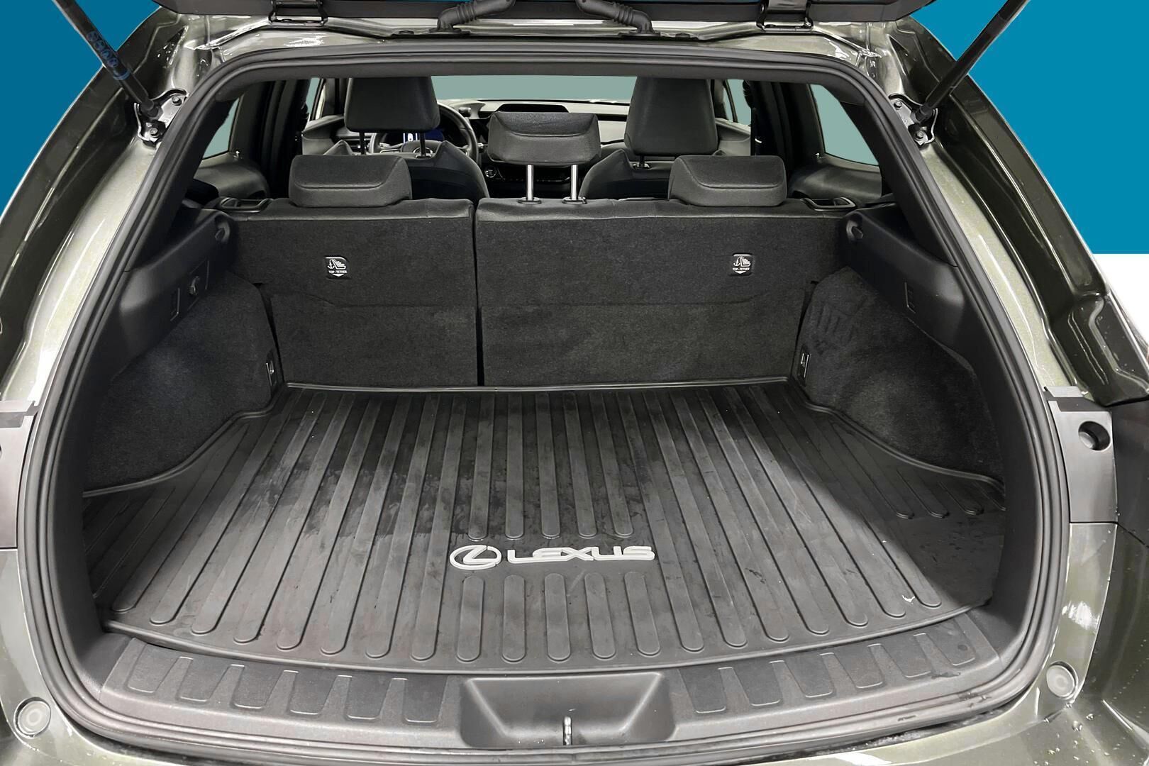 Lexus UX iso kuva 12