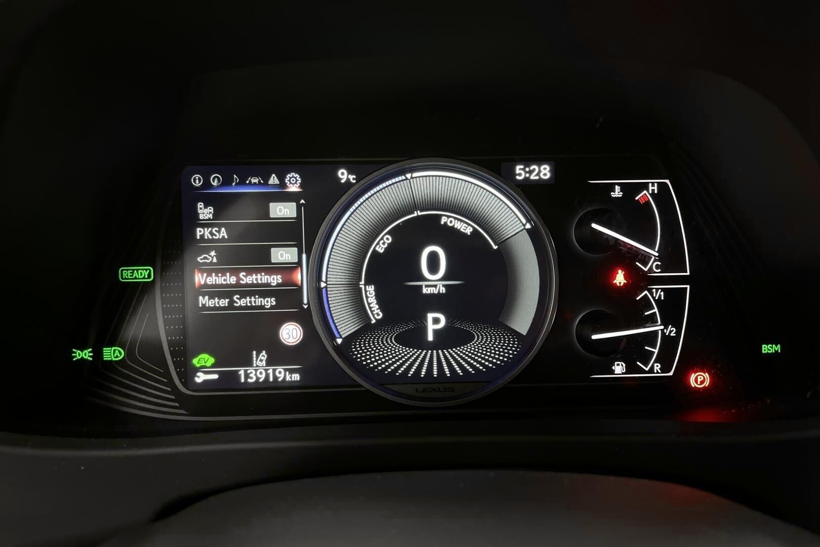 Lexus UX iso kuva 14