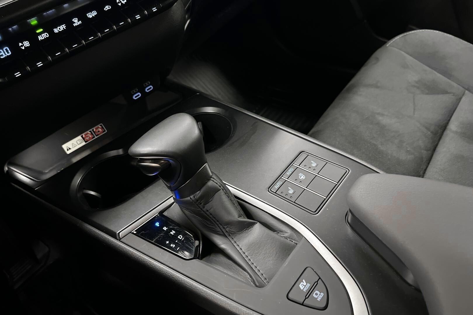 Lexus UX iso kuva 16