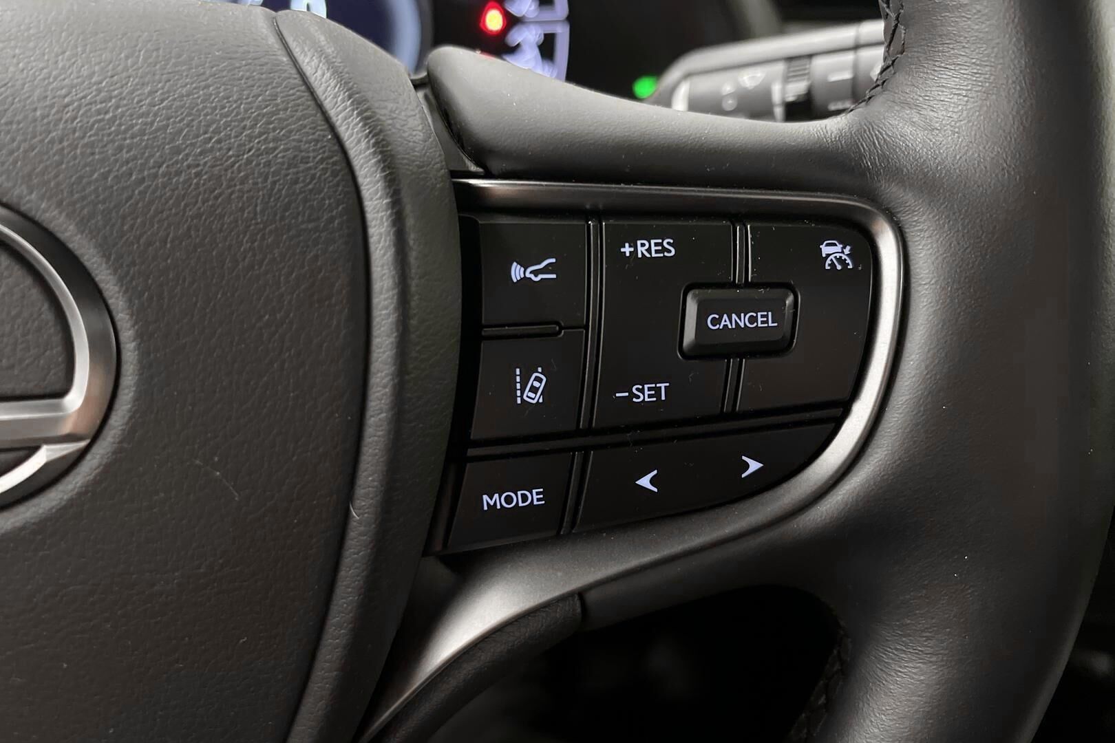 Lexus UX iso kuva 18