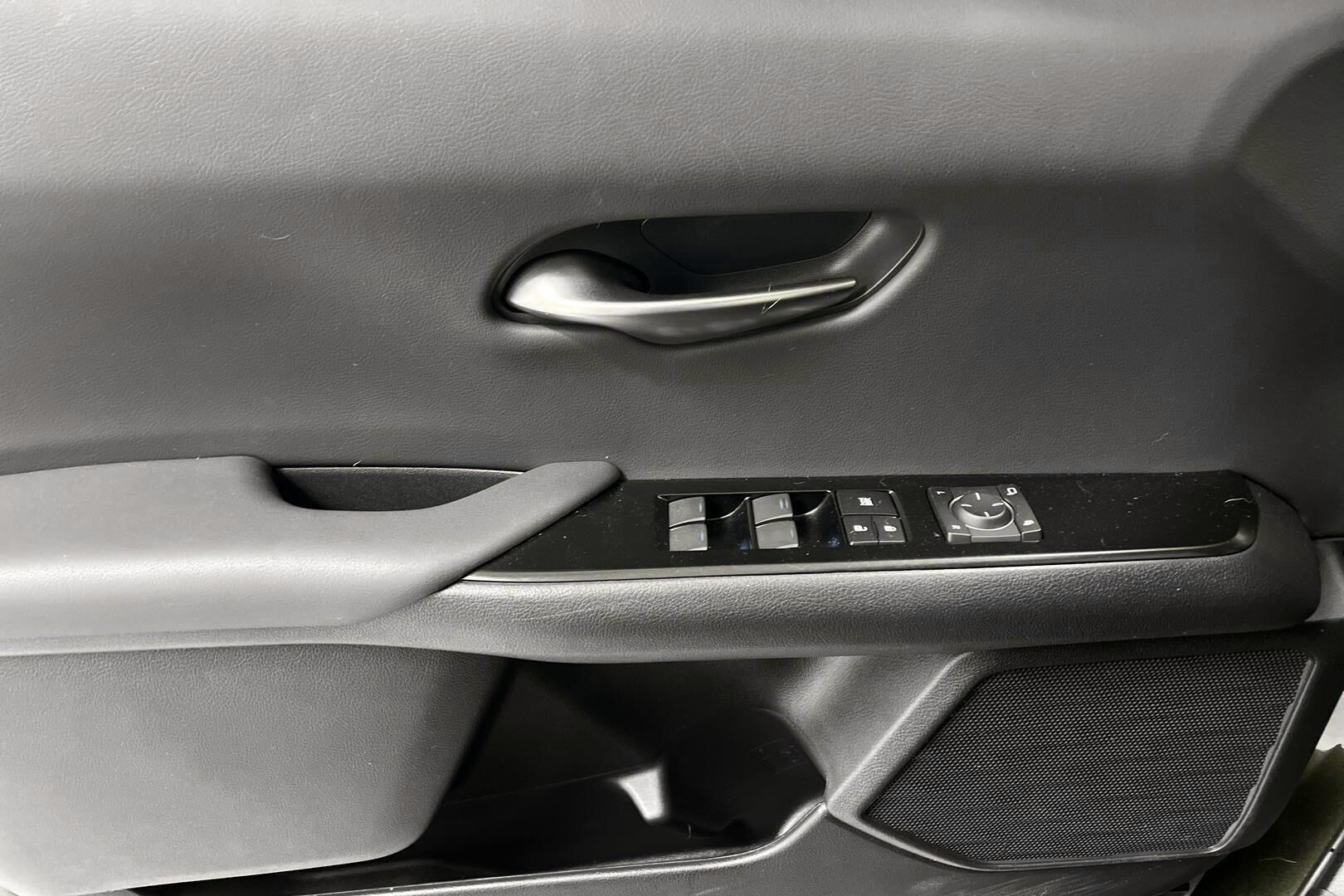 Lexus UX iso kuva 19