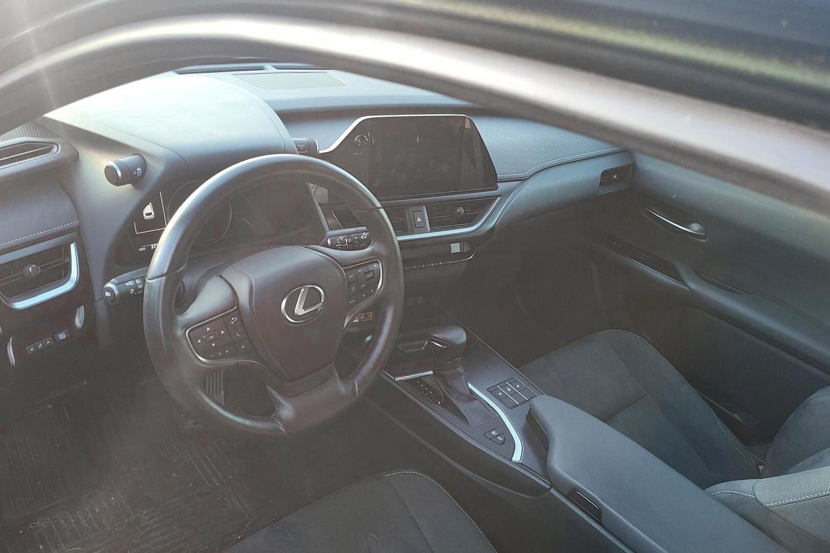 Lexus UX iso kuva 1