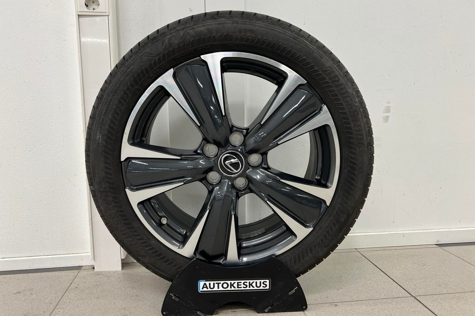 Lexus UX iso kuva 20
