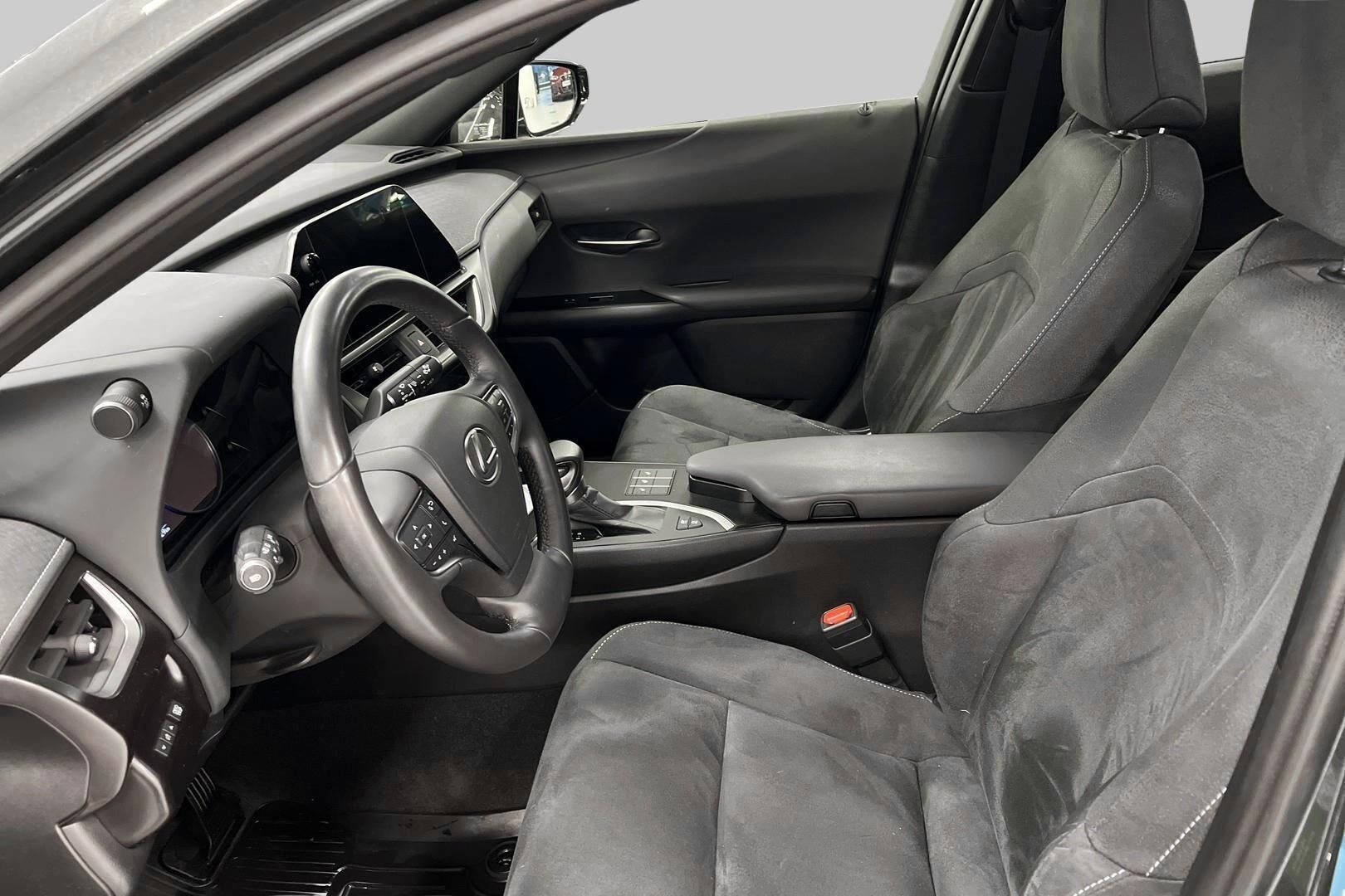 Lexus UX iso kuva 9