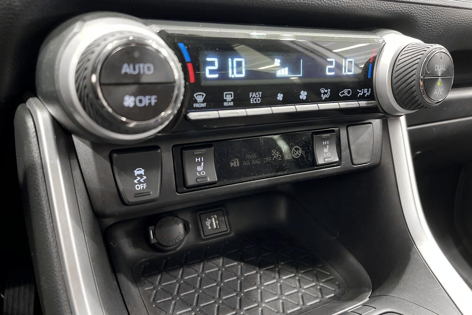 Toyota RAV4 iso kuva 20