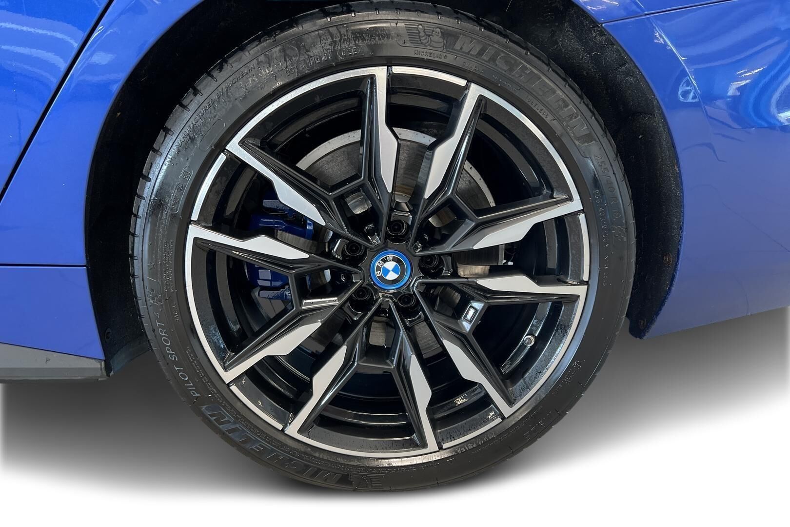 BMW I4 M50 iso kuva 12