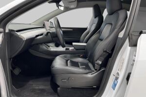 Tesla Model Y esikatselu 26