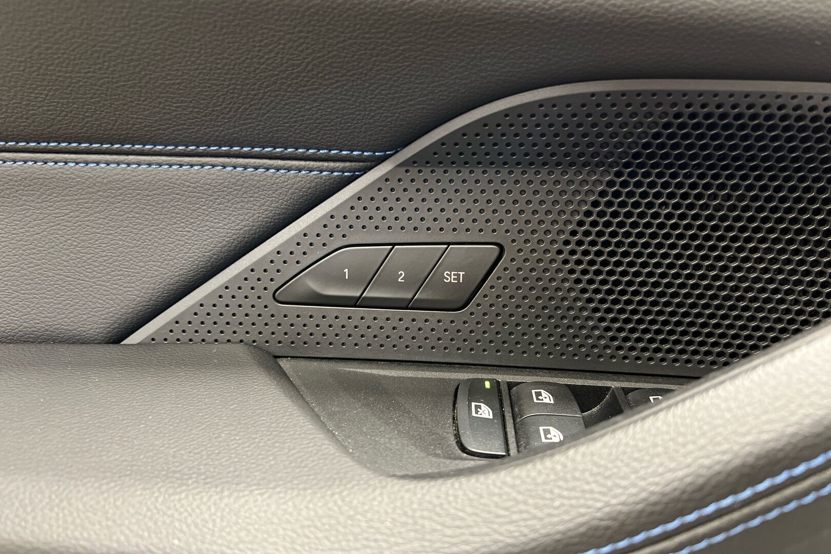 BMW i4 iso kuva 16