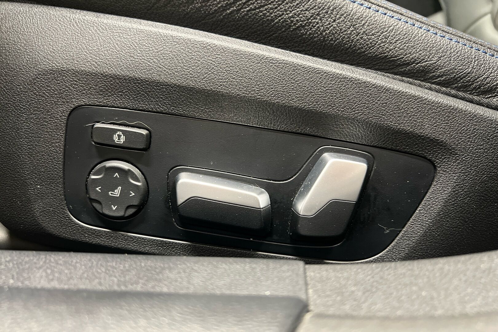 BMW i4 iso kuva 17