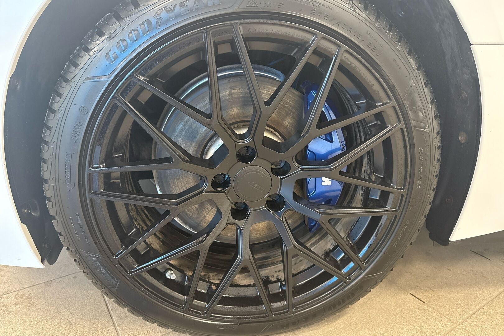 BMW i4 iso kuva 10