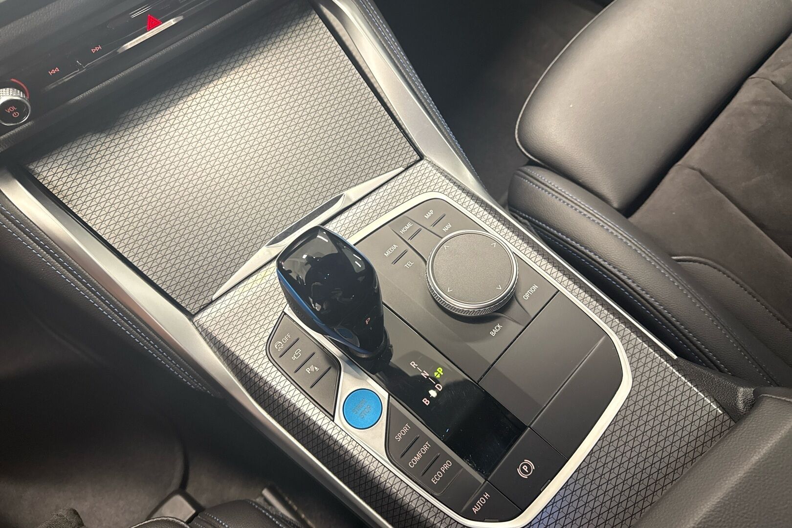 BMW i4 iso kuva 13