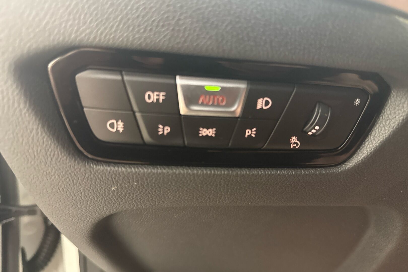 BMW i4 iso kuva 14