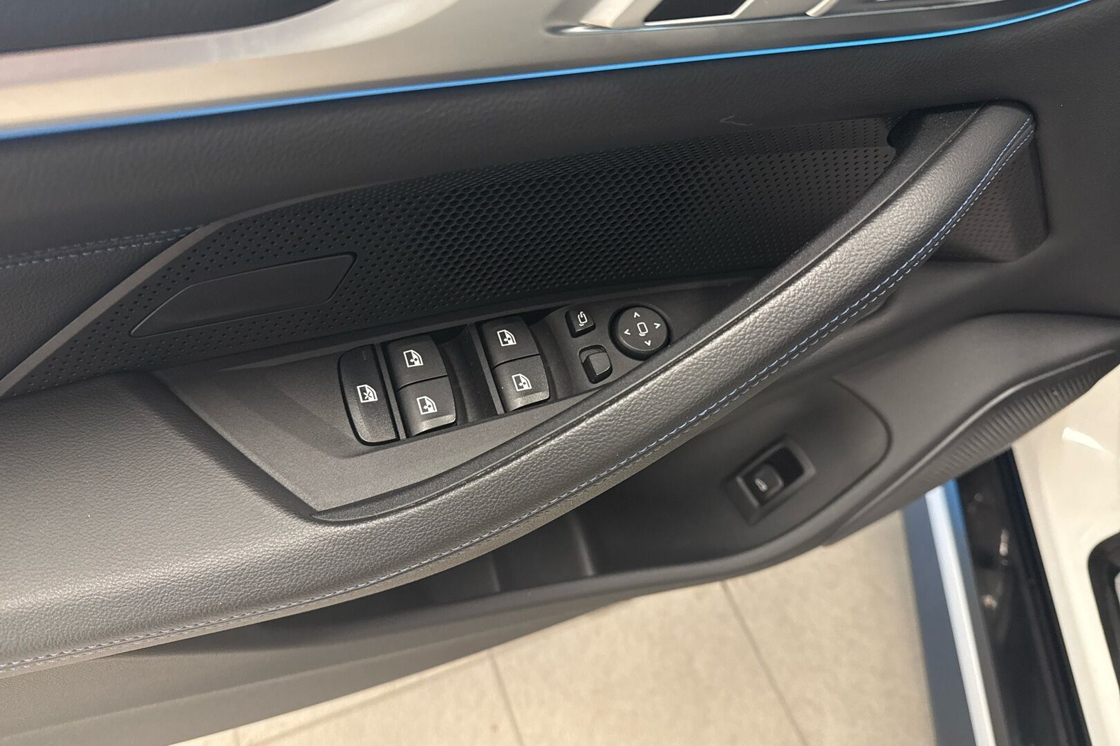 BMW i4 iso kuva 15