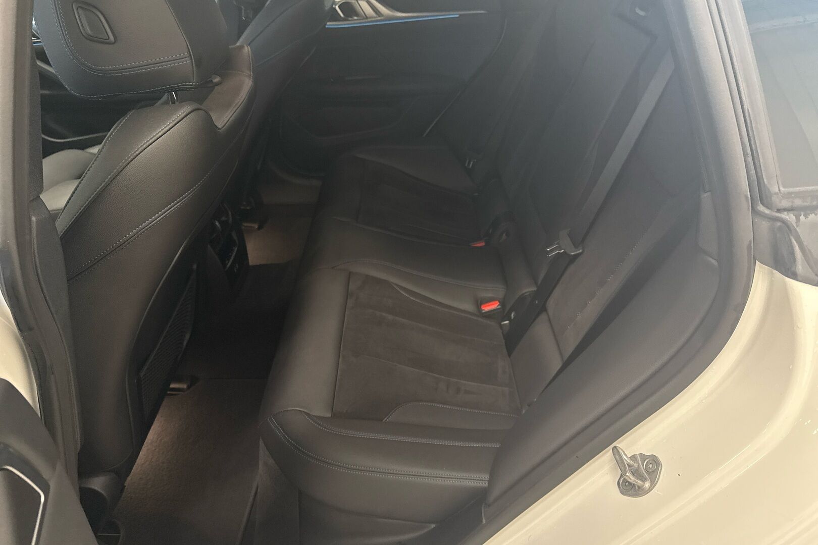 BMW i4 iso kuva 8