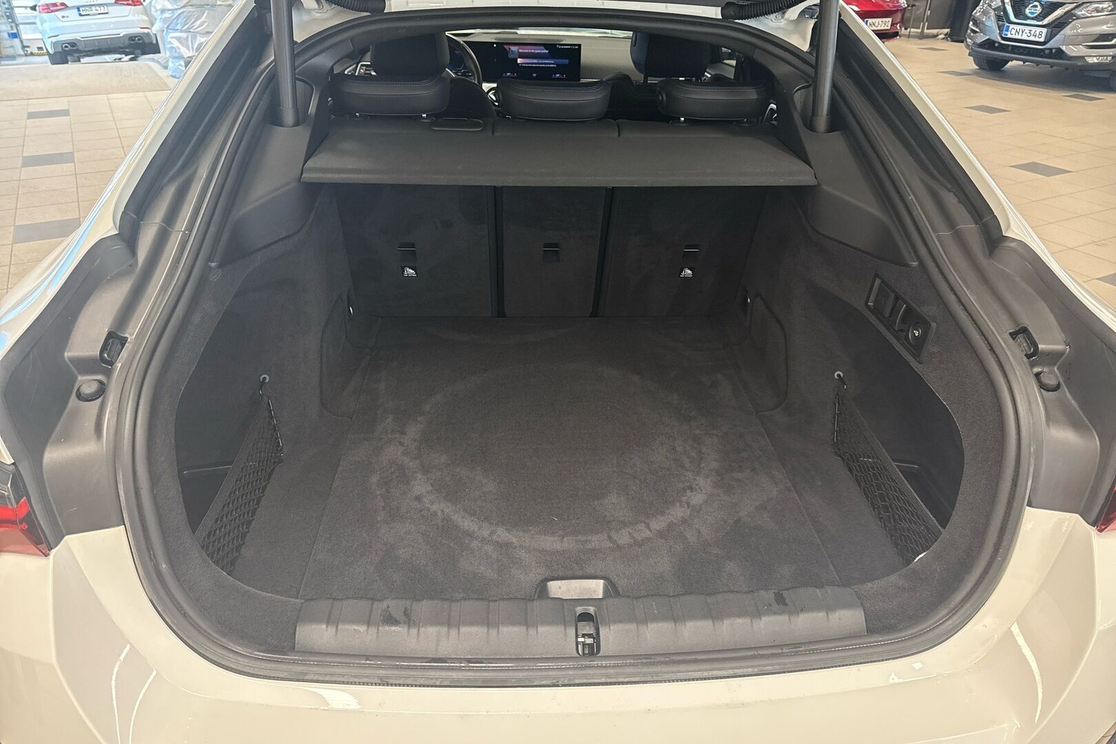 BMW i4 iso kuva 9